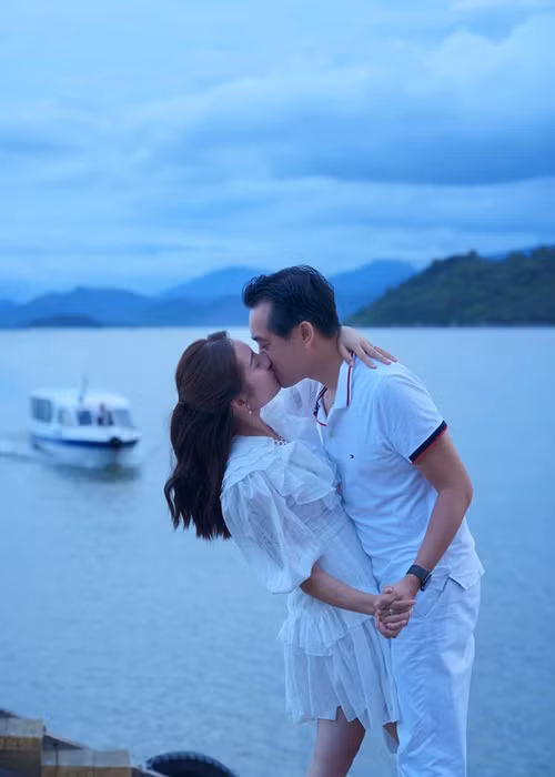 Nam nhạc sĩ còn thường xuyên đưa bà xã kém 13 tuổi đi du lịch.