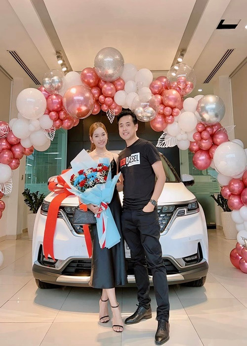 Ngọc Duyên cho biết kinh tế trong nhà do chồng nắm giữ. "Chúng tôi theo dạng ai làm người nấy giữ, có vấn đề cần giải quyết cả hai sẽ kết hợp với nhau. Tôi không biết anh ấy có bao nhiêu tiền, tiền tôi làm thì anh ấy biết", Ngọc Duyên chia sẻ.