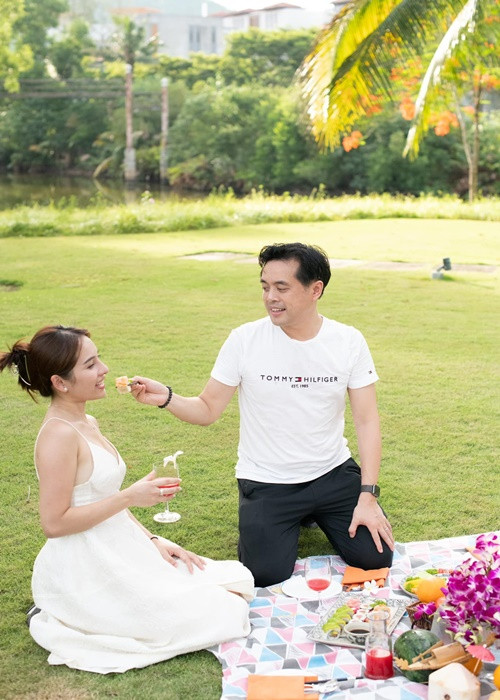 Nam nhạc sĩ ân cần đút đồ ăn cho vợ.