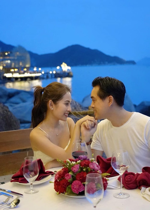 Dương Khắc Linh luôn dành những cử chỉ, hành động lãng mạn cho Ngọc Duyên.