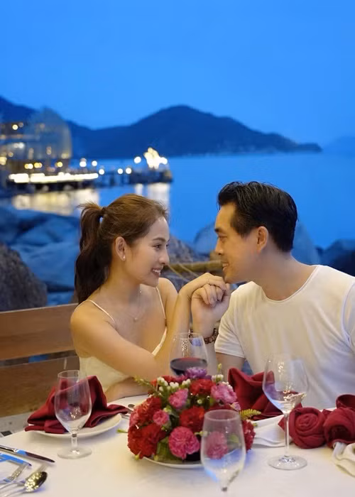 Dương Khắc Linh luôn dành những cử chỉ, hành động lãng mạn cho Ngọc Duyên.