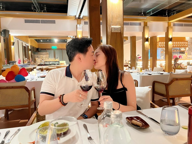 Dương Khắc Linh tiết lộ chiêu “cưa đổ” vợ kém 13 tuổi. “Người ta thường nói, con đường ngắn nhất để đi đến trái tim người đàn ông là đi qua đường dạ dày nhưng đó cũng là con đường ngắn nhất chinh phục trái tim vợ tôi. Ngọc Duyên là một người cực kỳ thích ăn ngon nên chỉ cần nấu có vài lần là đổ", nam nhạc sĩ tâm sự.