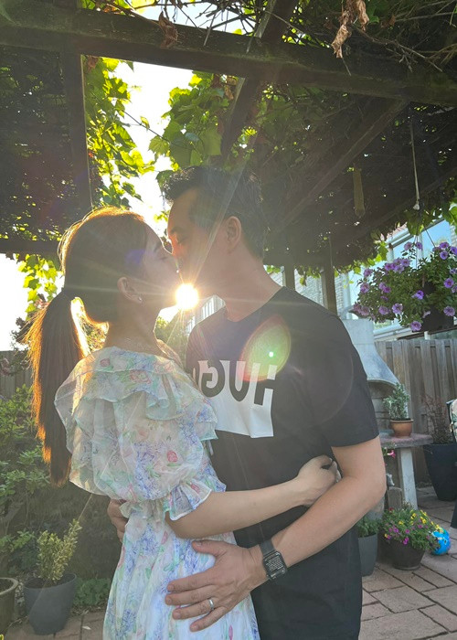 Dương Khắc Linh nhận làm thay hết việc nhà giúp Ngọc Duyên từ dọn dẹp nhà cửa, nấu nướng, bê đồ.