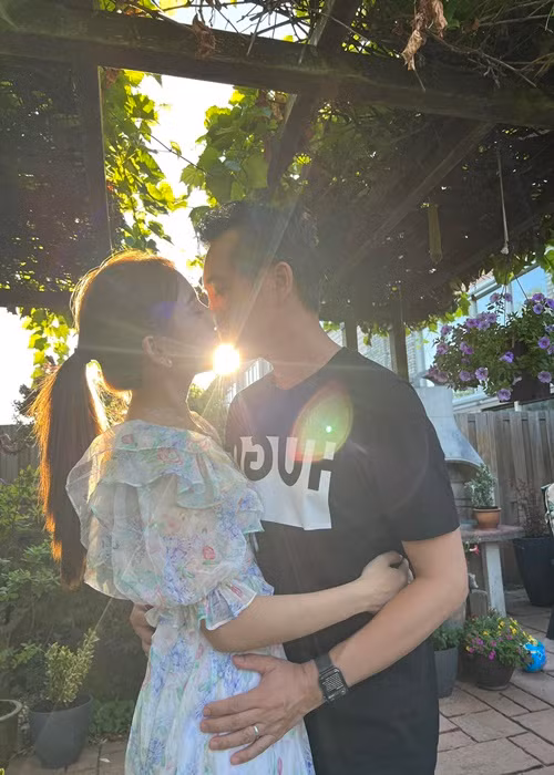 Dương Khắc Linh nhận làm thay hết việc nhà giúp Ngọc Duyên từ dọn dẹp nhà cửa, nấu nướng, bê đồ.