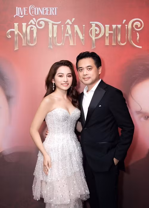 Nhiều năm sau khi chia tay người vợ ngoại quốc tên Lydia, Dương Khắc Linh gặp gỡ và nảy sinh tình cảm với Sara Ngọc Duyên.