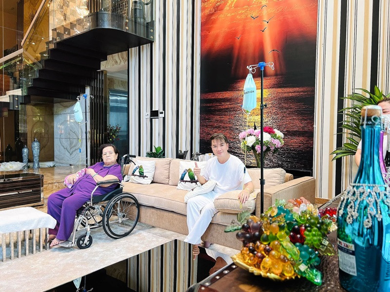 Mr Đàm sống cùng mẹ trong biệt thự. Ảnh: FBNV