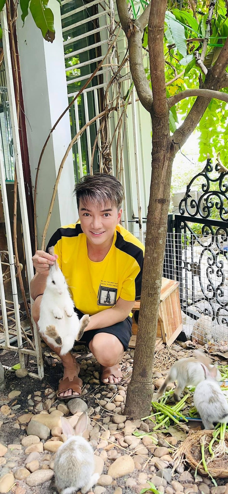 Mr Đàm chăm sóc cẩn thận gà, thỏ. Ảnh: FBNV