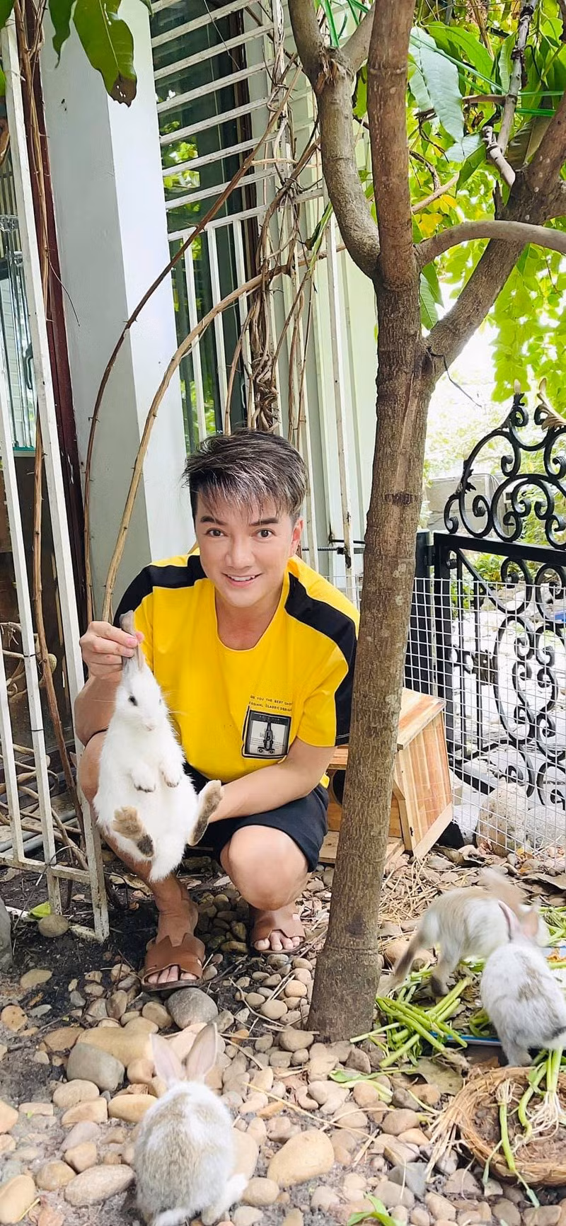 Mr Đàm chăm sóc cẩn thận gà, thỏ. Ảnh: FBNV