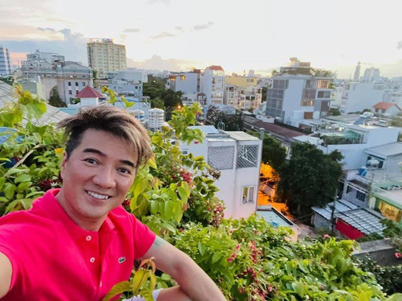 Việc chăm sóc cây cối, trồng rau, nuôi gà mang lại niềm vui cho Mr Đàm. Ảnh: FBNV