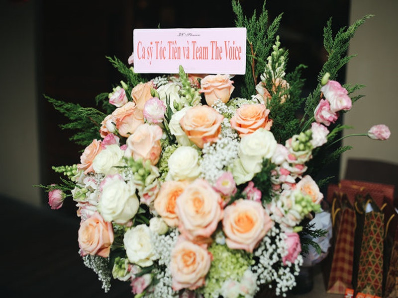 Sau nghi vấn cạch mặt, tháng 11/2017, Tóc Tiên gửi hoa chúc mừng Hiền Hồ ra mắt sản phẩm âm nhạc. Ảnh: Yan