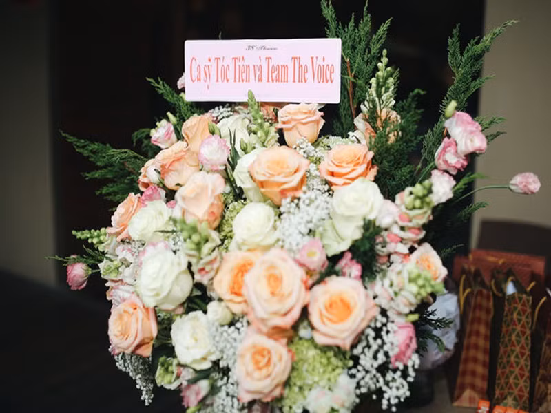 Sau nghi vấn cạch mặt, tháng 11/2017, Tóc Tiên gửi hoa chúc mừng Hiền Hồ ra mắt sản phẩm âm nhạc. Ảnh: Yan