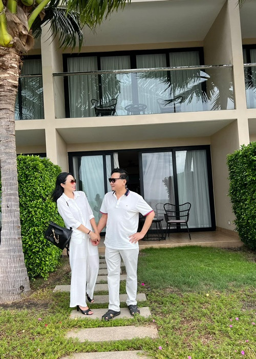 Ông xã của Trịnh Kim Chi hết mực chiều vợ con. Ảnh: FBNV