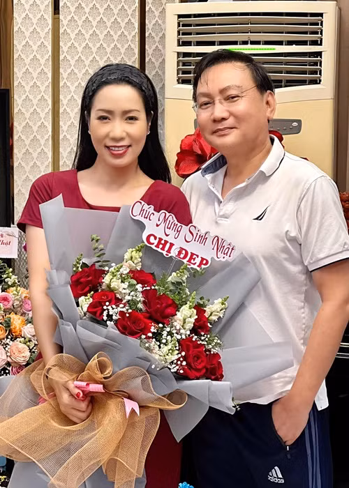 Trong cuộc phỏng vấn với Dân Trí, Trịnh Kim Chi cho biết, vợ chồng cô ít khi cãi nhau, có bực cũng chỉ nói ra rồi thôi chứ không để trong lòng hay nặng nhẹ nhau. Cả hai cùng quan niệm "nên đặt mình vào trường hợp của người kia" để có thể thông cảm hơn. Ảnh: FBNV