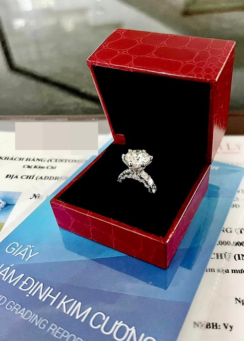 Một chuyên gia về kim cương giấu tên chia sẻ với Vietnamnet, viên kim cương của Trịnh Kim Chi ước tính hơn 11 ly, nặng hơn 5 carat, trị giá có thể không dưới 4 tỷ đồng. Ảnh: FBNV