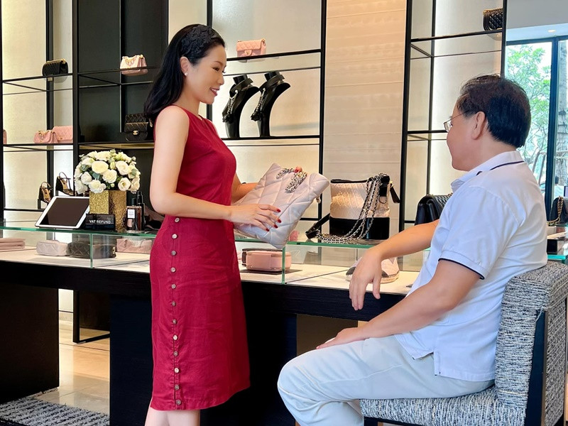 Trịnh Kim Chi cho biết, cô trân quý từng món quà doanh nhân Trấn Phương tặng dù là nhỏ nhất. “Tôi không định bán món nào trừ chiếc xe hơi trong trường hợp cần đổi xe mới", cô nói. Ảnh: FBNV