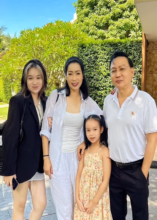 Nữ diễn viên còn bày tỏ, vợ chồng cô luôn tôn trọng và tin tưởng nhau, chăm sóc nhau từ những cái nhỏ nhặt nhất. Ảnh: FBNV