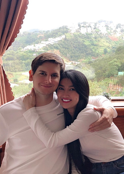 Trong cuộc phỏng vấn với Bảo vệ công lý, Quỳnh Lam cho biết, cô may mắn khi gặp Alex, dù anh kém tuổi hơn nhưng mang lại cho cô một cảm giác khá an toàn, lãng mạn.