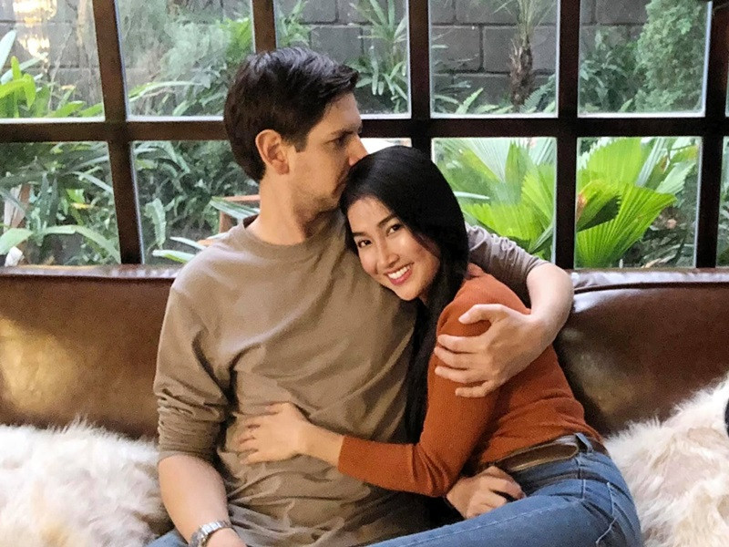 Hiểu công việc của Quỳnh Lam nhưng Alex lại giả vờ "ghen cho vui" khi cô đóng cặp với nhiều bạn diễn nam. Quỳnh Lam cho biết cô hay tâm sự công việc. Ngoài ra, Quỳnh Lam đóng phim xong sẽ ở nhà, không giao du với bạn diễn nên Alex hoàn toàn tin tưởng Quỳnh Lam.