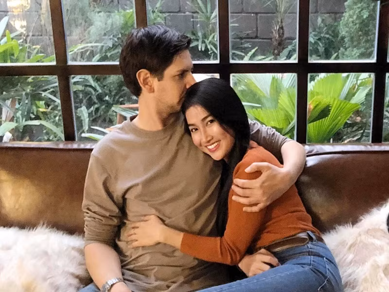 Hiểu công việc của Quỳnh Lam nhưng Alex lại giả vờ "ghen cho vui" khi cô đóng cặp với nhiều bạn diễn nam. Quỳnh Lam cho biết cô hay tâm sự công việc. Ngoài ra, Quỳnh Lam đóng phim xong sẽ ở nhà, không giao du với bạn diễn nên Alex hoàn toàn tin tưởng Quỳnh Lam.