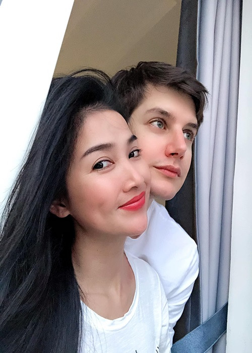 Alex chẳng giấu Quỳnh Lam điều gì, luôn hỗ trợ về kinh tế cho bạn gái.