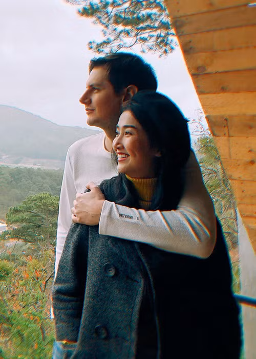 Theo Quỳnh Lam, cô yêu Alex bởi anh hiền lành, giản dị, thật thà.