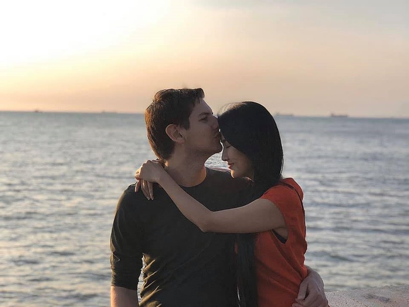 Alex kém tuổi Quỳnh Lam. Anh sở hữu gương mặt điển trai, chiều cao ấn tượng (1m8).