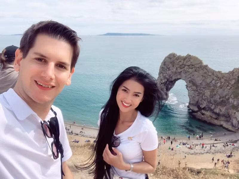 Theo Zing, bạn trai của Quỳnh Lam sinh ra tại Anh, là giáo viên tại một trường quốc tế ở TP HCM.