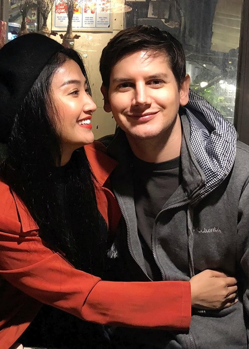 Alex rất mê các món ăn Quỳnh Lam nấu. "Anh hay khen tôi: "Đến nhà hàng ăn còn không ngon vị em nấu đấy". Hay sau mỗi bữa ăn, anh luôn nói lời cảm ơn, trân trọng tình cảm lẫn công sức tôi đã dành để nấu nướng", Quỳnh Lam chia sẻ.