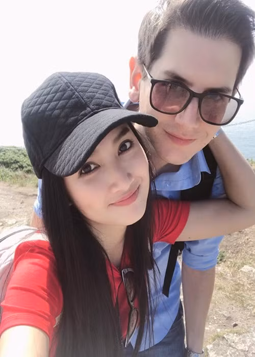  Quỳnh Lam hẹn hò Alex Selcoe trong 11 năm qua. Chuyện tình đẹp như mơ của nữ diễn viên được nhiều người ngưỡng mộ.