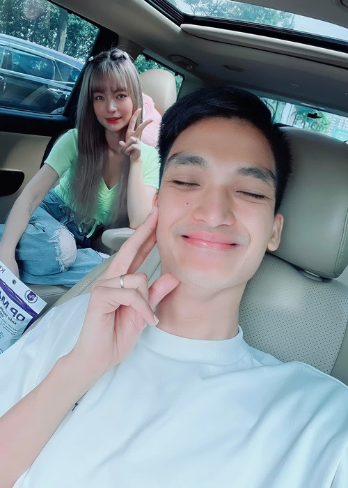 Trong cuộc phỏng vấn với Dân Trí, Thảo Vy cho biết, cô cảm thấy mến Mạc Văn Khoa ngay lần đầu gặp. "Trước kia tôi thích người cao ráo, đẹp trai. Thế mà, tôi lại bị thuyết phục bởi sự chân thành và nghiêm túc từ anh ấy. Từ đó, diện mạo không còn quan trọng với tôi nữa", cô nói.