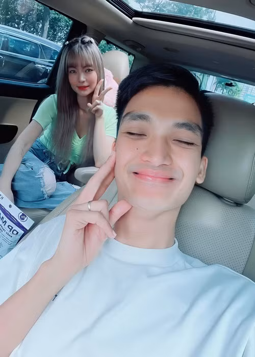 Trong cuộc phỏng vấn với Dân Trí, Thảo Vy cho biết, cô cảm thấy mến Mạc Văn Khoa ngay lần đầu gặp. "Trước kia tôi thích người cao ráo, đẹp trai. Thế mà, tôi lại bị thuyết phục bởi sự chân thành và nghiêm túc từ anh ấy. Từ đó, diện mạo không còn quan trọng với tôi nữa", cô nói.