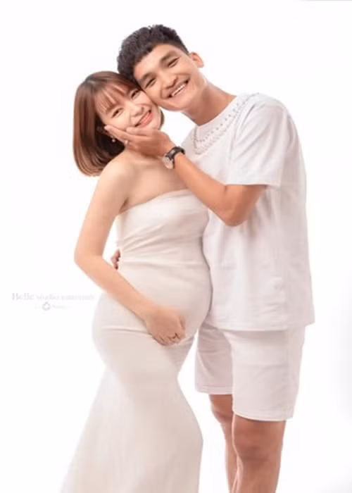 Mạc Văn Khoa luôn yêu thương, chiều chuộng vợ. Thảo Vy chia sẻ, được chồng quan tâm khi mang bầu: “Khoa không cho mình làm gì cả, ở nhà ăn gì thì Khoa nấu, nếu bận đi quay thì có người mua. 3 tháng đầu thì mình bị nghén, ăn gì cũng không ngon và nhanh xuống ký. Đến tháng thứ 4, Khoa giảm lịch quay lại để ở nhà với mình thường xuyên. Dù thèm chua vào 12h đêm, Khoa vẫn tìm được cho mình. Lúc bị động thai, anh cũng bên cạnh ôm mình an ủi”.