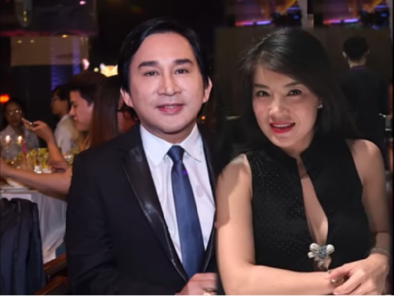 Vợ thứ hai của Kim Tử Long là Cẩm Tú - em gái của danh thủ Hồng Sơn. Năm 1995, khi Kim Tử Long diễn ở Hà Nội, Cẩm Tú là khán giả xem show. Chỉ đến khi được Cẩm Tú đưa về ra mắt gia đình, Kim Tử Long mới biết, cô là em gái của Hồng Sơn. Ảnh: Lao động