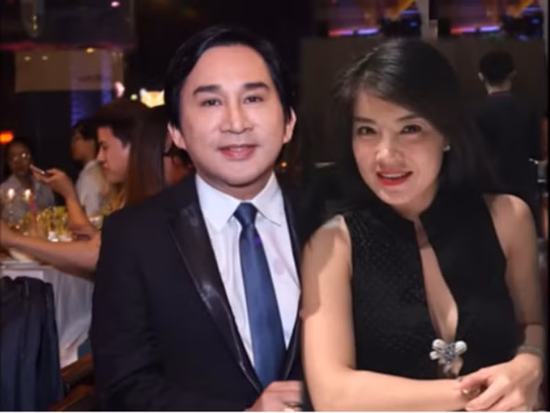 Vợ thứ hai của Kim Tử Long là Cẩm Tú - em gái của danh thủ Hồng Sơn. Năm 1995, khi Kim Tử Long diễn ở Hà Nội, Cẩm Tú là khán giả xem show. Chỉ đến khi được Cẩm Tú đưa về ra mắt gia đình, Kim Tử Long mới biết, cô là em gái của Hồng Sơn. Ảnh: Lao động