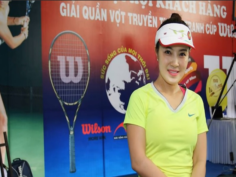 Kim Tử Long và Cẩm Tú về chung một nhà vào năm 1998. Cả hai có hai cô con gái chung: Hoàng Gia Linh và Hoàng Gia Hân. Sống chung được 12 năm, Kim Tử Long và Cẩm Tú ly hôn. Trước chia tay, cả hai có 4 năm ly thân. Ảnh: Dân Việt