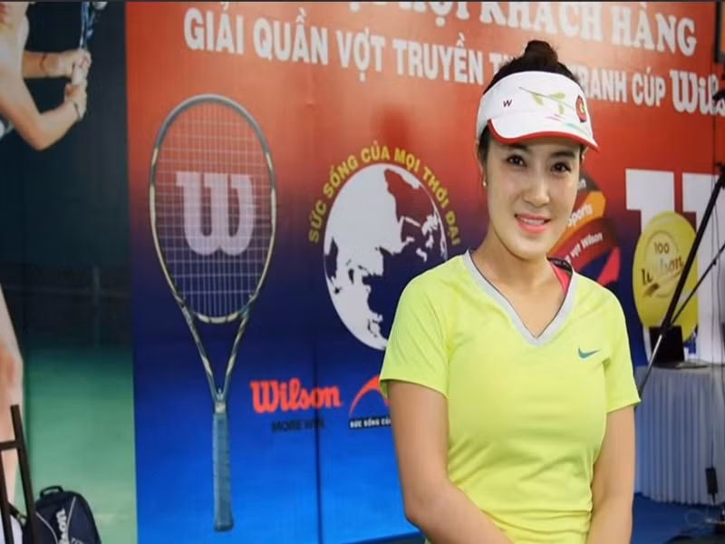 Kim Tử Long và Cẩm Tú về chung một nhà vào năm 1998. Cả hai có hai cô con gái chung: Hoàng Gia Linh và Hoàng Gia Hân. Sống chung được 12 năm, Kim Tử Long và Cẩm Tú ly hôn. Trước chia tay, cả hai có 4 năm ly thân. Ảnh: Dân Việt