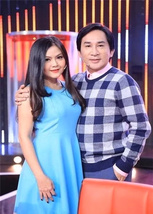 Kim Tử Long hiện tại sống bên nghệ sĩ Trinh Trinh. Trước khi đến với Trinh Trinh, “ông hoàng cải lương” từng qua 2 lần đò. Ảnh: Lao động