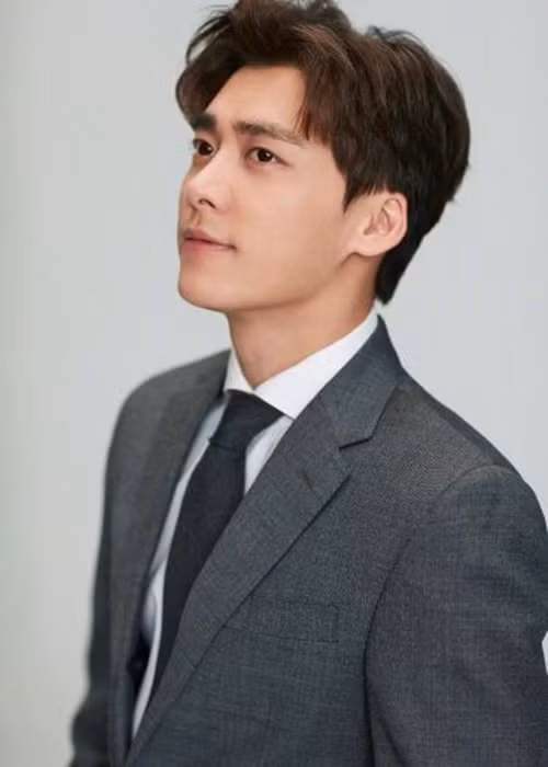 Ly Dich Phong va loat sao Hoa ngu dinh on ao bi “phong sat“