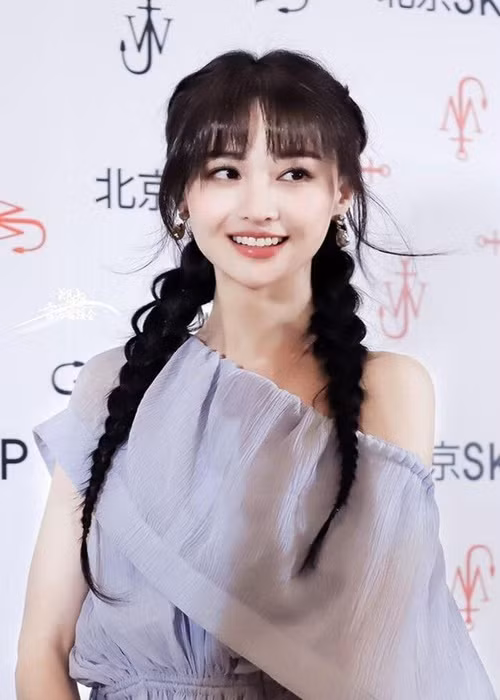 Từ một diễn viên được yêu thích, Trịnh Sảng trở thành tội đồ của làng giải trí khi thuê người mang thai rồi bỏ con cũng như trốn thuế. Vì bê bối, cô bị cấm hoạt động nghệ thuật. Ảnh: Người lao động