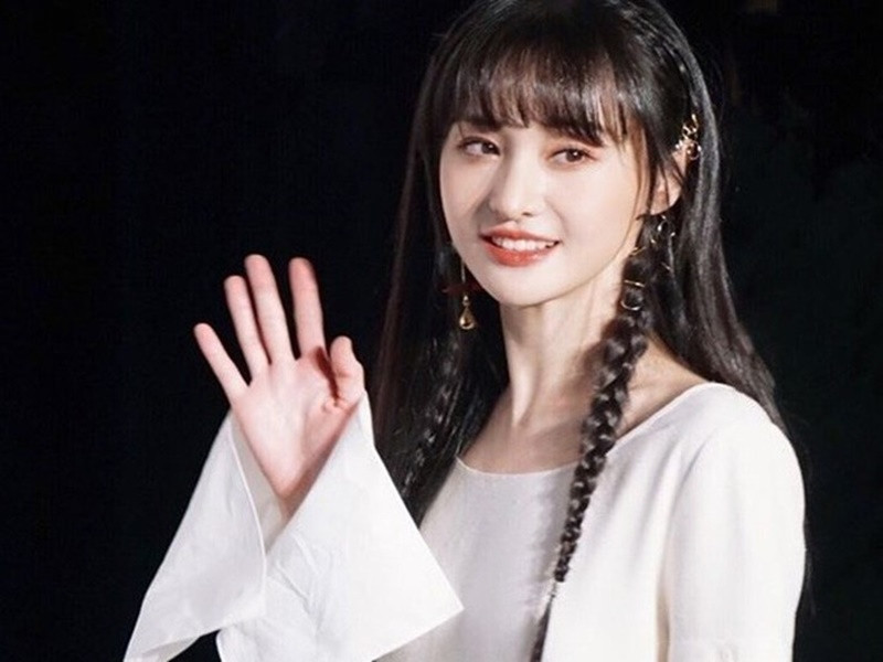 Ngày mới gia nhập làng giải trí, Trịnh Sáng đóng vai chính ngay từ bộ phim đầu tay “Cùng ngắm mưa sao băng”. Sau bộ phim, cô được khán giả ưu ái với danh xưng “nữ thần thanh xuân“, “tiểu tiên nữ“. Ảnh: Người lao động