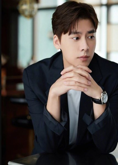 Trước scandal, Lý Dịch Phong có sự nghiệp thành công. Theo Dân Trí, Anh từng được xếp vào nhóm "Tứ đại lưu lượng" gồm 4 nghệ sĩ trẻ nổi tiếng và có lượng fan hùng hậu nhất Trung Quốc, cùng Dương Dương, Lộc Hàm và Ngô Diệc Phàm. Ảnh: Dân Trí