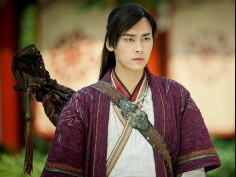 Các tác phẩm nổi bật của Lý Dịch Phong gồm: “Cổ kiếm kỳ đàm”, “Hoạt sắc sinh hương”, “Đạo mộ bút ký”, “Tru tiên Thanh Vân chí”. Năm 2015, anh lọt top 10 ngôi sao kiếm tiền giỏi nhất Trung Quốc của tạp chí Forbes với thu nhập ước tính khoảng 69 triệu NDT (hơn 234 tỷ). Ảnh: Dân Trí