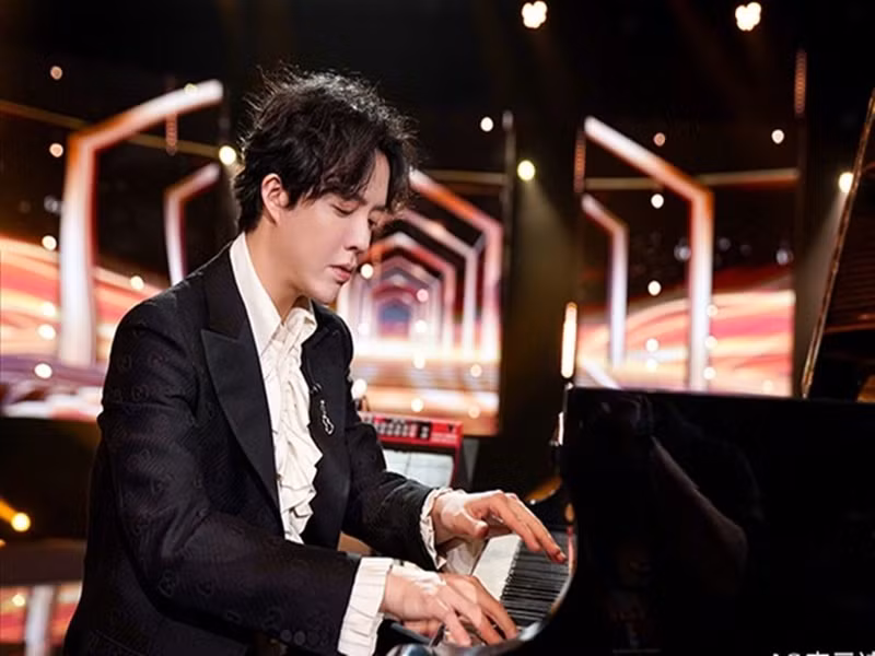 Theo Zing, vướng ồn ào, Lý Vân Địch bị 14 nhãn hàng xóa ảnh quảng cáo, đơn vị tổ chức sự kiện hủy toàn bộ buổi hòa nhạc. Ngoài ra, hàng loạt chức vụ của anh tại các cơ quan quản lý nghệ thuật Trung Quốc đều bị tước bỏ. Ảnh: Vietnamnet