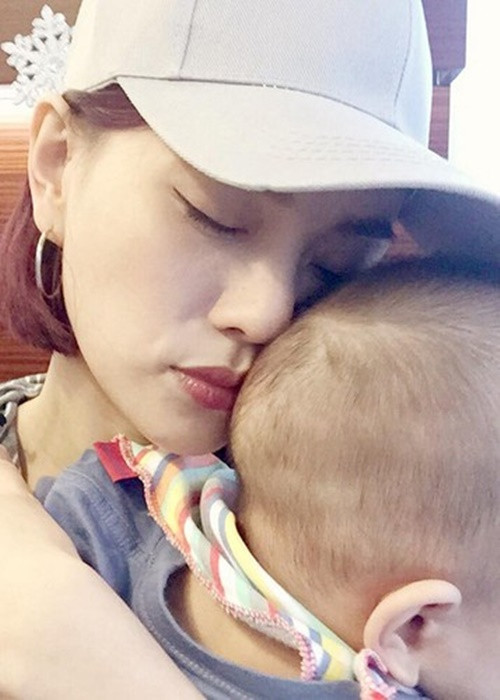 Hạnh phúc của vợ chồng Thu Thủy thêm viên mãn khi vào tháng 5/2015, nữ ca sĩ hạ sinh cậu con trai đầu lòng kháu khỉnh. Tháng 9 cùng năm, Thu Thủy bất ngờ vướng tin đồn ly hôn. Tuy nhiên, sau đó, cô nhanh chóng phủ nhận. Ảnh: FBNV