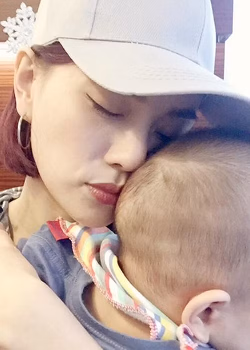 Hạnh phúc của vợ chồng Thu Thủy thêm viên mãn khi vào tháng 5/2015, nữ ca sĩ hạ sinh cậu con trai đầu lòng kháu khỉnh. Tháng 9 cùng năm, Thu Thủy bất ngờ vướng tin đồn ly hôn. Tuy nhiên, sau đó, cô nhanh chóng phủ nhận. Ảnh: FBNV