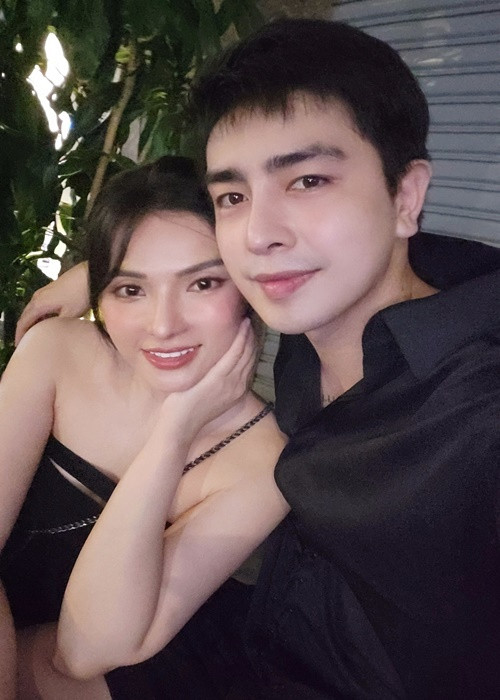 Cuộc hôn nhân thứ 2 của Thu Thủy gặp sóng gió khi Kin Nguyễn vướng ồn ào lén cấu tay bé Henry. Cả hai chọn cách cùng nắm tay nhau vượt qua khó khăn. Kin Nguyễn cho biết, sau biến cố, anh học cách kiểm soát sự nóng nảy của bản thân. Ảnh: FBNV