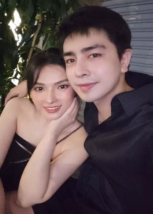 Cuộc hôn nhân thứ 2 của Thu Thủy gặp sóng gió khi Kin Nguyễn vướng ồn ào lén cấu tay bé Henry. Cả hai chọn cách cùng nắm tay nhau vượt qua khó khăn. Kin Nguyễn cho biết, sau biến cố, anh học cách kiểm soát sự nóng nảy của bản thân. Ảnh: FBNV