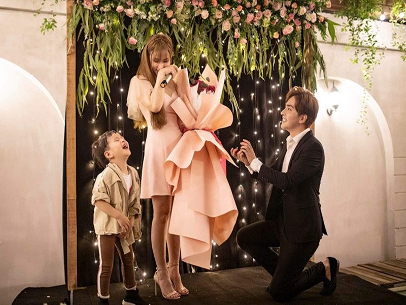 Tháng 6/2019, Kin Nguyễn bất ngờ cầu hôn Thu Thủy. Bé Henry - con trai riêng của Thu Thủy phấn khích vì mẹ được cầu hôn và liên tục gọi Kin Nguyễn là "ba". 1 tháng sau đó, Thu Thủy tổ chức đám cưới. Ảnh: FBNV