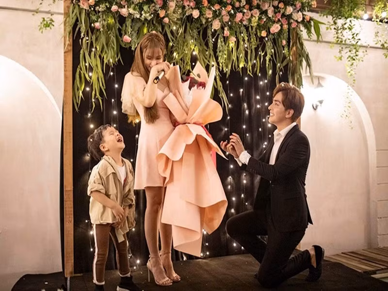 Tháng 6/2019, Kin Nguyễn bất ngờ cầu hôn Thu Thủy. Bé Henry - con trai riêng của Thu Thủy phấn khích vì mẹ được cầu hôn và liên tục gọi Kin Nguyễn là "ba". 1 tháng sau đó, Thu Thủy tổ chức đám cưới. Ảnh: FBNV