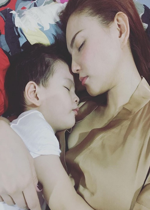 Cuộc sống làm mẹ đơn thân của Thu Thủy vất vả, khó khăn. Năm 2018, nữ ca sĩ tâm sự, cô từng suy sụp vì những ngày con trai ốm. Cô khóc nhiều đến mức không thể rơi được nước mắt. Ảnh: FBNV